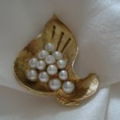 Vintage gold tone grape leaf pin brooch faux pearl cluster center mid century ll1246