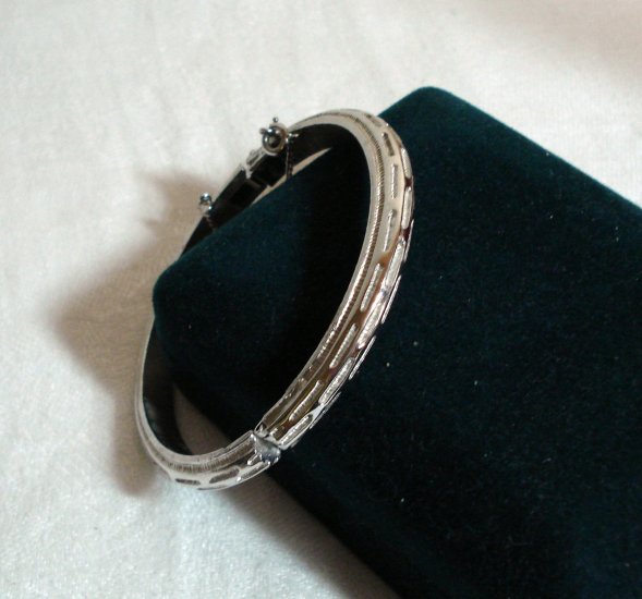 Crown Trifari hinged bangle bracelet safety chain silver tone vintage ll1381