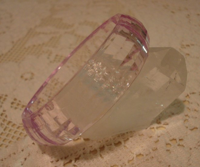 Faceted tinted clear lucite plastic bangle bracelet vintage ll1436
