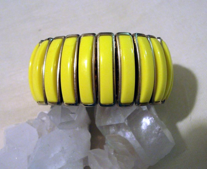 Expansion bracelet with curved plastic bar facing 1950s ll1444