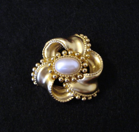 Elegant gold tone and faux pearl bow pin brooch vintage ll2273