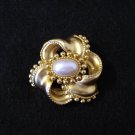 Elegant gold tone and faux pearl bow pin brooch vintage ll2273