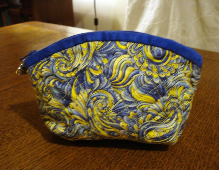Quilted make up cosmetic bag blue ecru print preowned ll2828