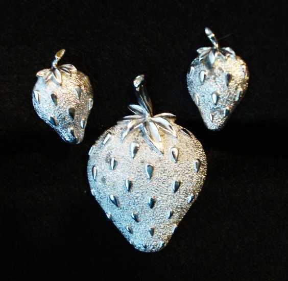 Sarah Coventry silvertone strawberries pin and clip earrings demi parure perfect vintage ll2938
