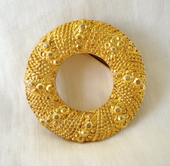 Wreath-like circle scarf clip gold tone excellent vintage ll2956