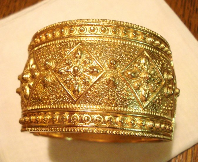 Gold tone wide clamper bangle bracelet Asian style design caviar beadwork pre-owned perfect ll2999