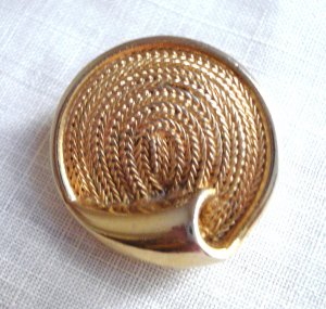 BSK flat straw hat shaped earrings clip on gold tone vintage ll3107