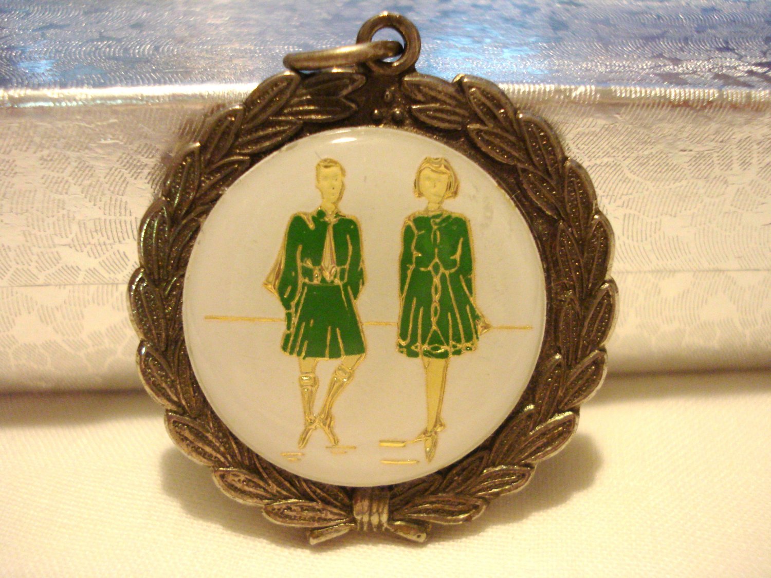  Laurel leaf pendant with plaque step dancers girl guides vintage ll3133