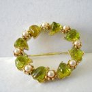 Circle pin brooch  faux peridot and pearls leaves vintage ll3206