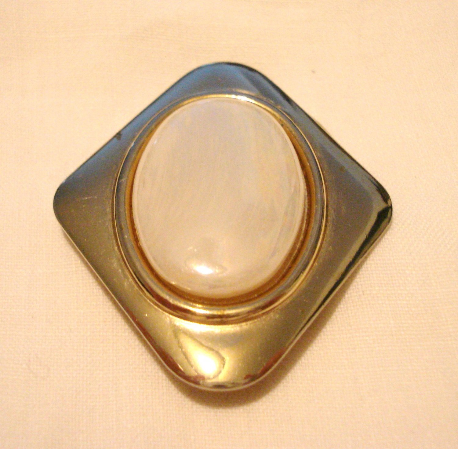 Jeri Lou scarf clip gold tone oval opalescent cabochon vintage ll3208