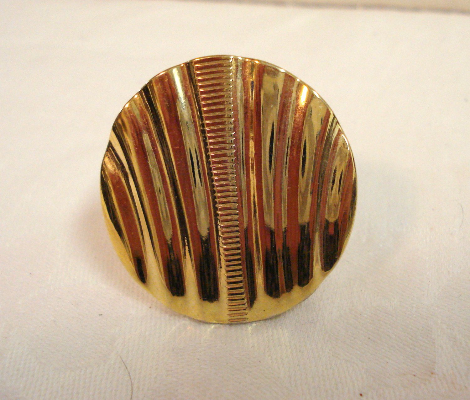 Ruffled gold tone scarf clip perfect preowned ll3262