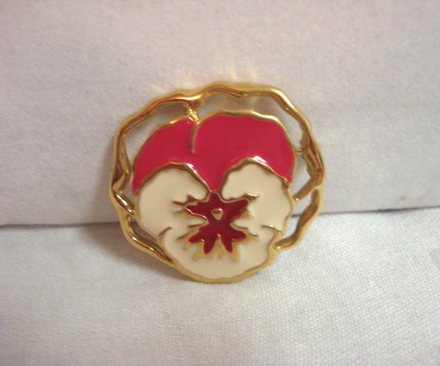 Enameled pansy pin brooch gold plate 1980s vintage ll3270