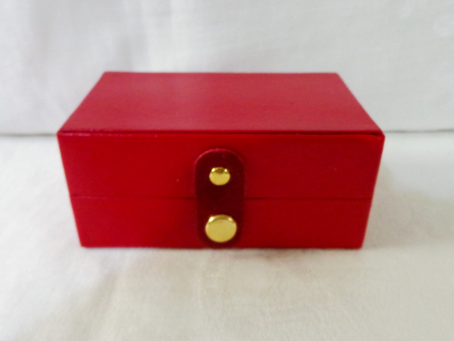 Small travel or purse sized jewelry box red leatherette pre-owned ll3371