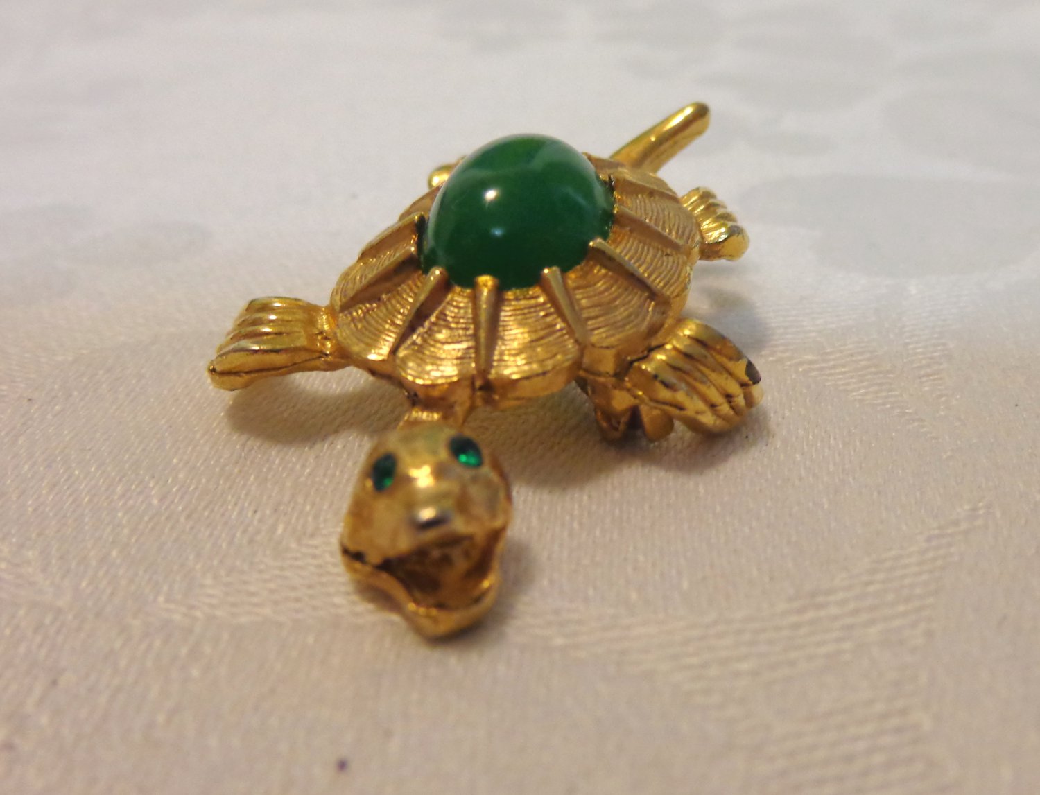 Talking turtle gold tone and jade brooch pin excellent vintage ll3423