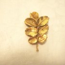 Leaf sprig pin brooch gold tone sprig of leaves vintage ll3442
