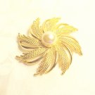 Scarf clip gold tone swirl of leaves mabe pearl center large vintage ll3495
