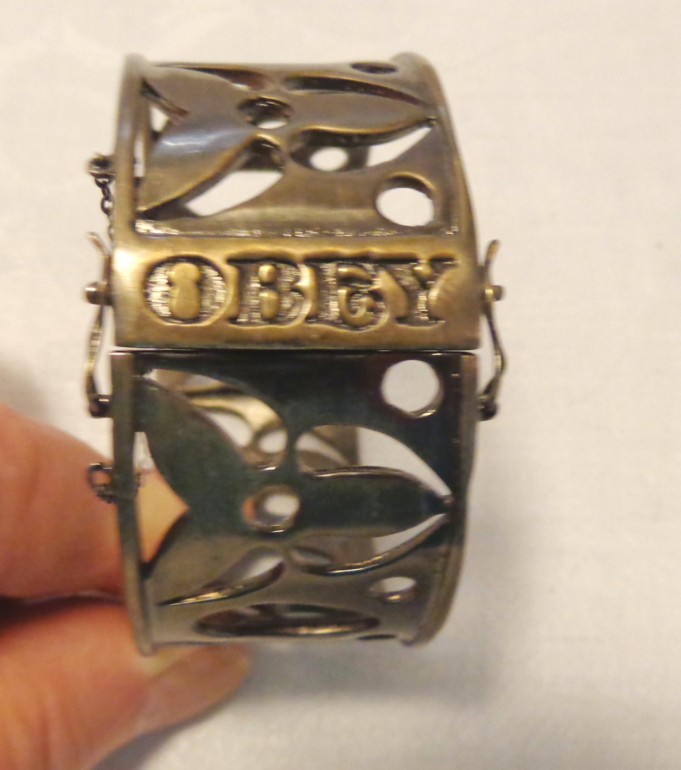 Hinged bangle slave bracelet steel OBEY for child or small person pre-owned ll3540