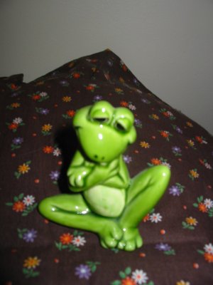 Frog Arms Crossed Knee Up Figurine Very Cute Marked Norcrest K500