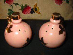 Deco Jug / Bottle Pink With Gold Trim And Leaf Design Salt And Pepper Shakers Vintage