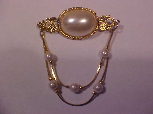 VINTAGE GOLD TONE FLEX PEARL CHAIN BROOCH PENDENT