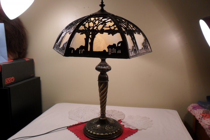 VINTAGE TIFFANY STYLE STAINED LEAD GLASS LAMP COLLECTIBLE