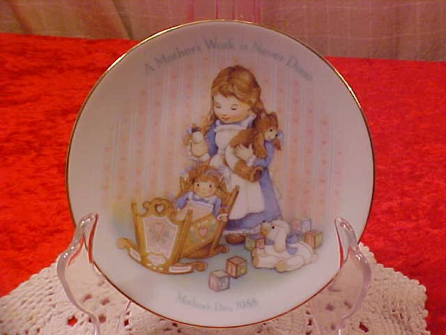 1988 AVON COLLECTOR PLATE A MOTHER'S WORK IS NEVER DONE
