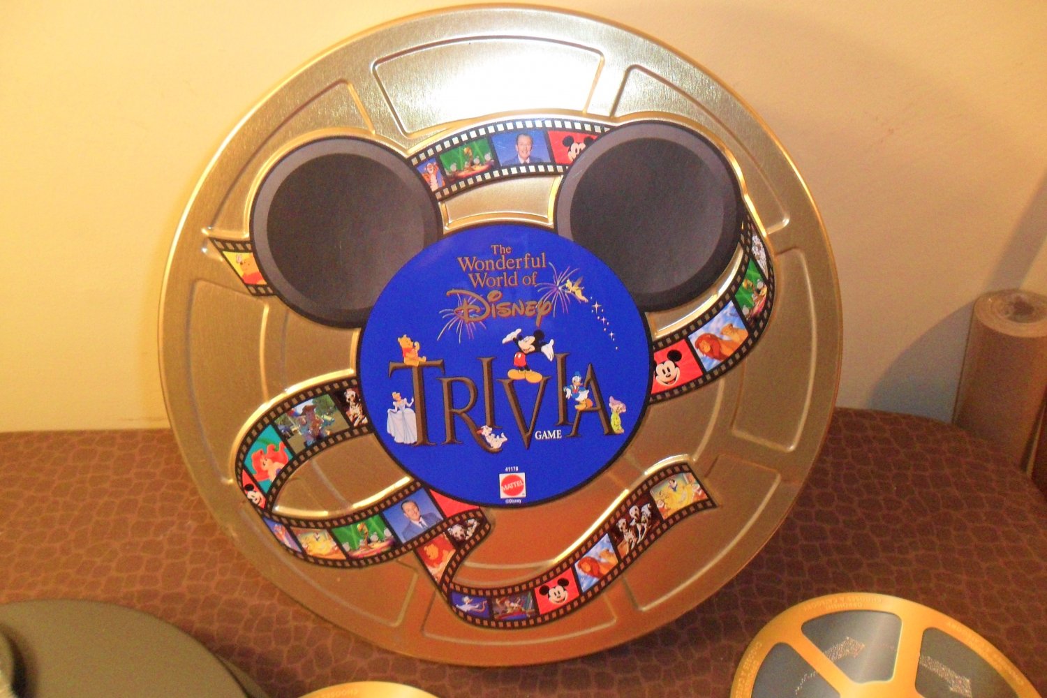 The Wonderful World of Disney Trivia Game in Collectible Round Tin MATTEL 1997