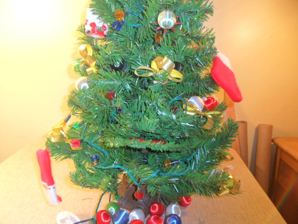 Nice Large Motion Sensored Animated 26" Tall Talking Singing Christmas Tree