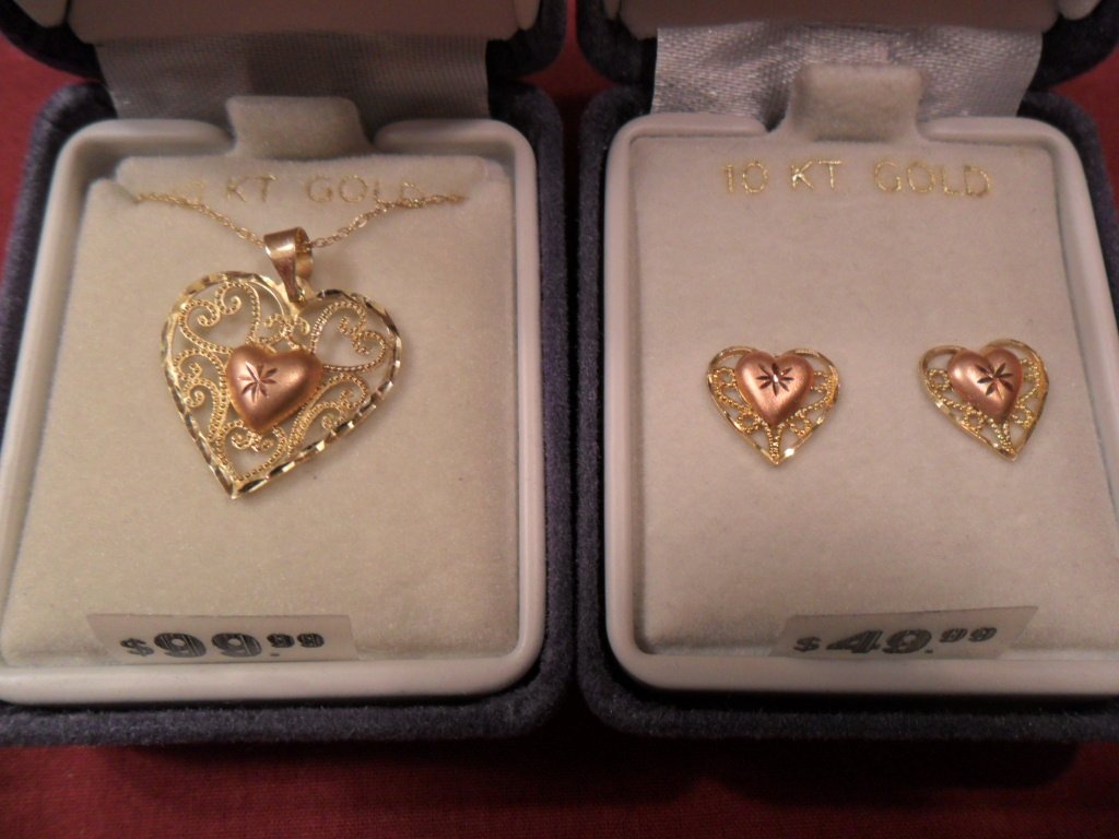 10K gold earrings and necklace set Hearts mint in case