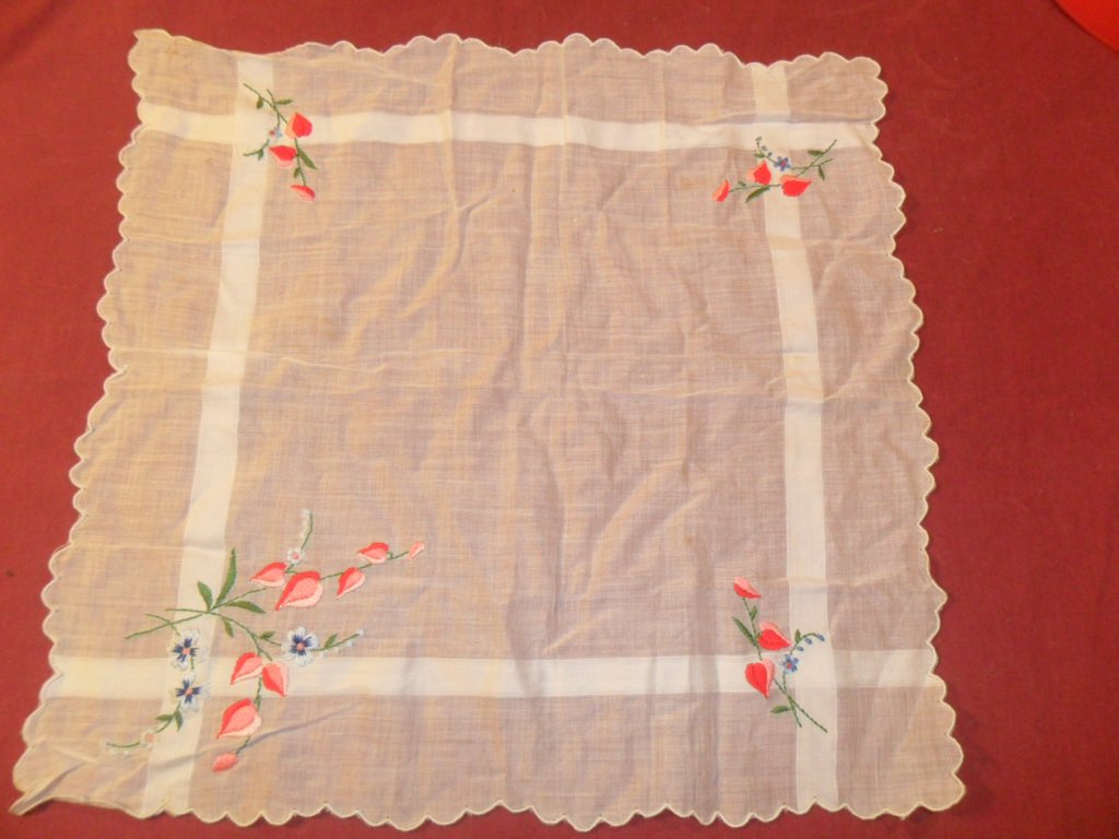 Lovely Vintage Embroidered Flower Hankie Handkerchief