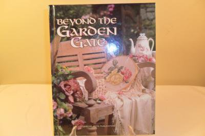 1998 BEYOND THE GARDEN GATE CROSS STITCH HARDCOVER BOOK LEISURE ARTS