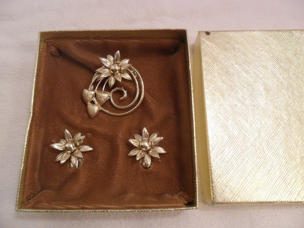 Vintage hearts and flowers Brooch/Clip Earrings gold tone