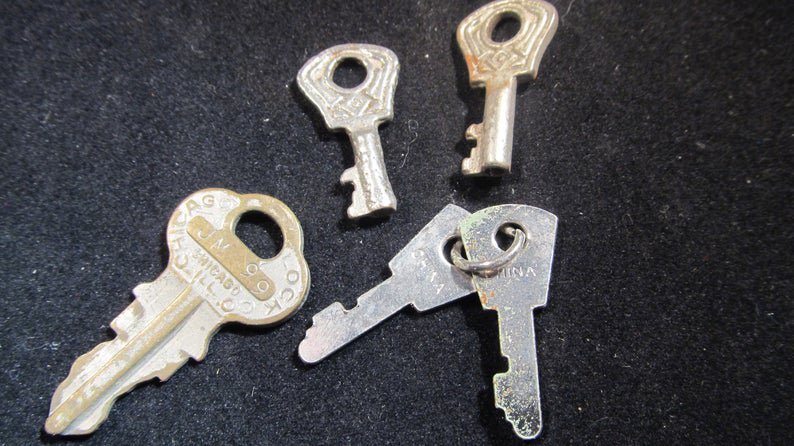 Vintage lot of small Keys