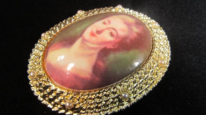 Vintage Gold Tone Brooch pendant