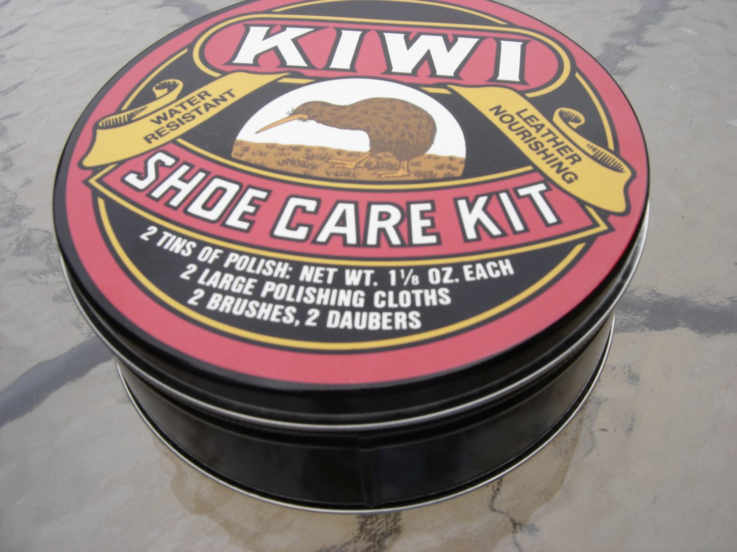 kiwi-shoe-care-kit-in-metal-litho-tin