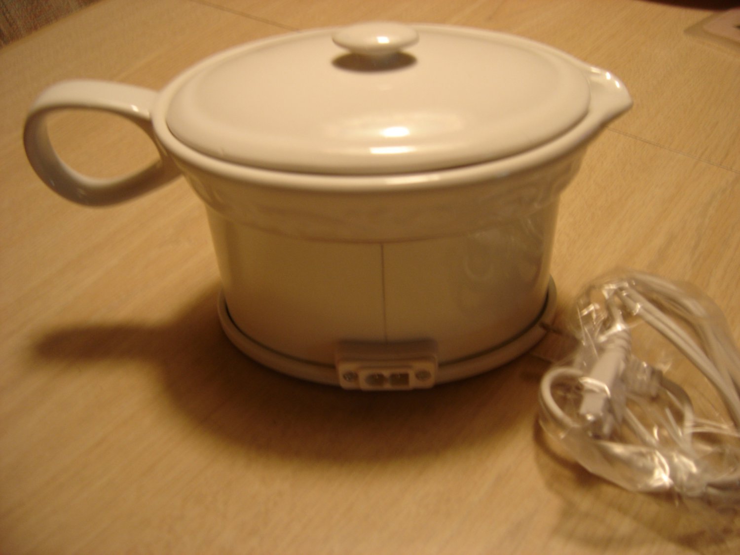 CROCKPOT SCCPVG000 18Ounce Electric Gravy Warmer in white by CrockPot!
