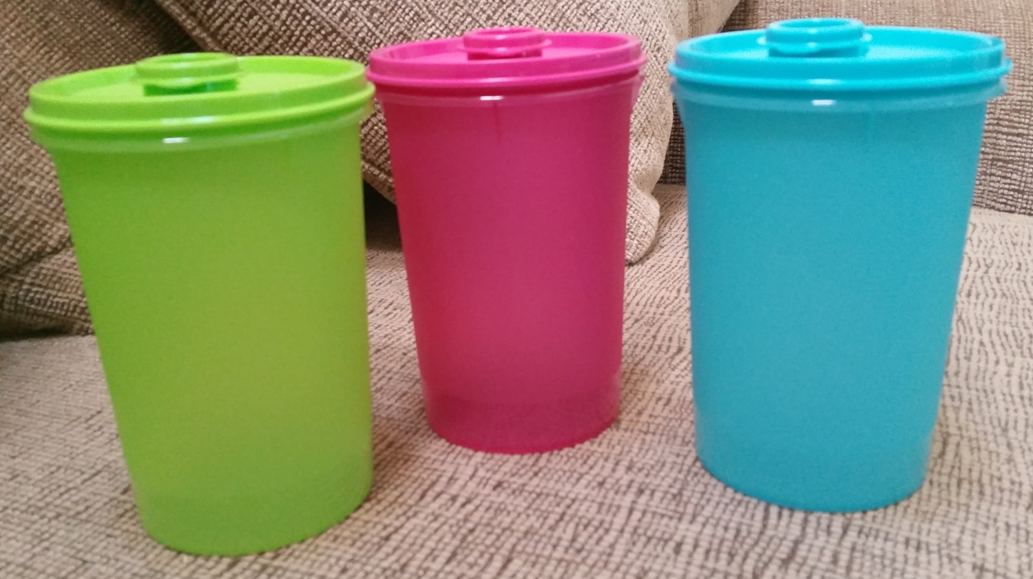 TUPPERWARE HANDOLIER PITCHER 3216SET OF 3VIBRANT COLORSONE QUART