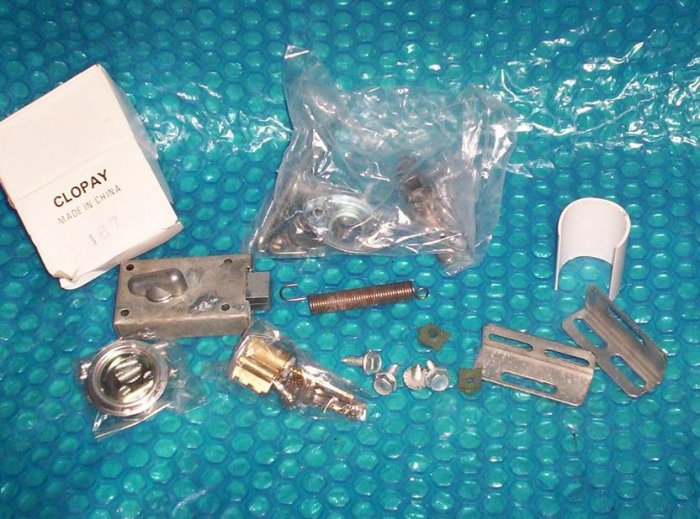 CLOPAY GARAGE DOOR LOCK HANDLE ASSEMBLY (1082)