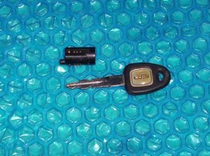 lincoln town car 1997 Glove box lock cylinder w/key    stk#(1772)