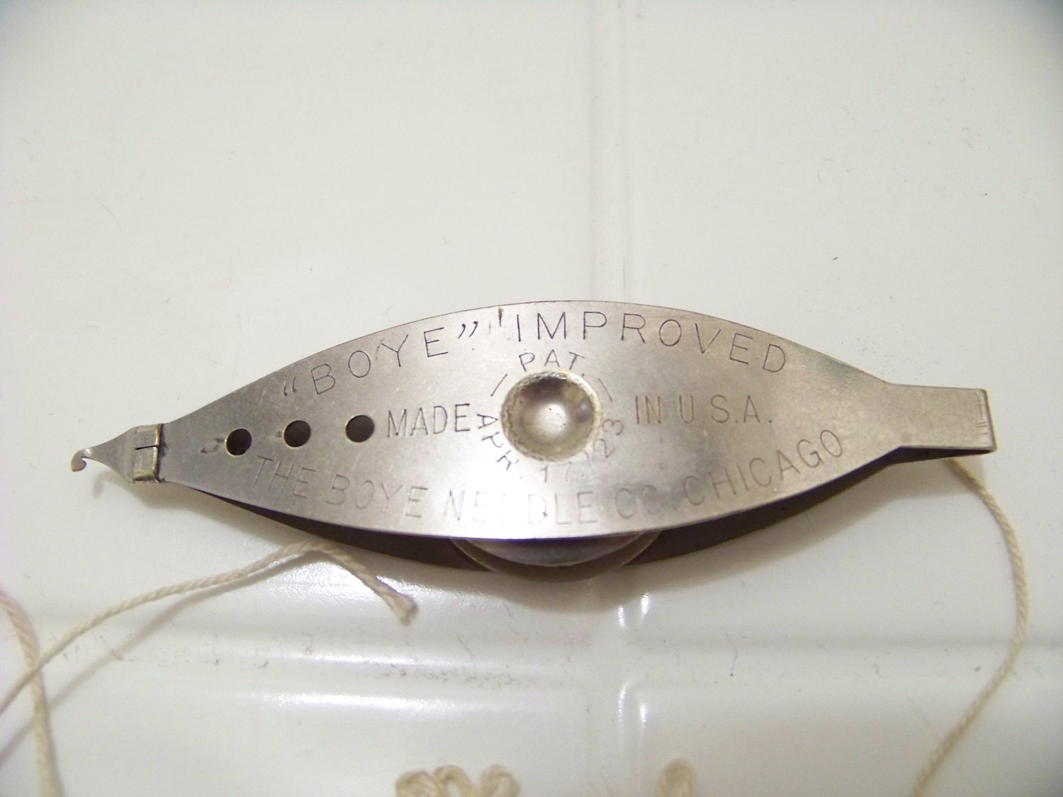 lace shuttle sewing shuttle Boye "more thread less knots"