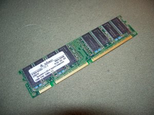 Infineon 128MB PC133 SDRAM Memory HYS64V16220GU-7.5-C