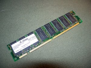 INFINEON 256 MB MEMORY MODULE STICK HYS64V32900GU-7.5-D SDRAM 133MHZ PC133-333-520