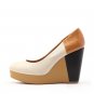 Fashionable Pointed-toe wedge heel shoe in white
