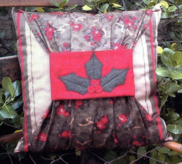 PRIMITIVE FOLK ART PILLOW PATTERN CHART CHRISTMAS HOLLY GATHERING FELT EMBROIDERY