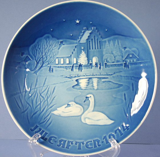 Bing & Grondahl 1974 Christmas Plate Christmas In The Village