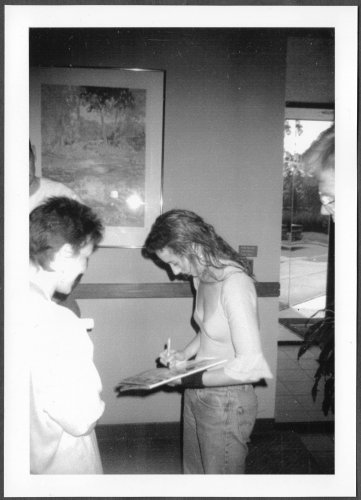 TORI AMOS SIGNS AUTOGRAPHS FOR FAN REPRINT PHOTO 5X7 TA-2