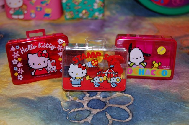 Сюрприз хелло китти. Hello Kitty 1976. Фигурка hello Kitty Double Dippers. Sanrio hello Kitty мини проигрыватель USB флэшка. Набор сюрприз Хелло Китти проявляющийся в воде.