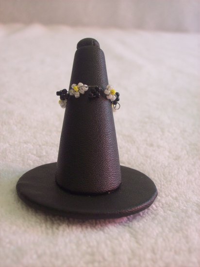 Daisy chain, black and white