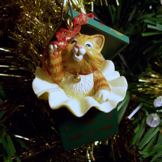 2005 Hallmark Mischievous Kittens 7th in Series Christmas Ornament