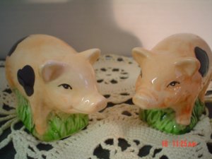 Ceramic Pig Salt and Pepper Shakers Set